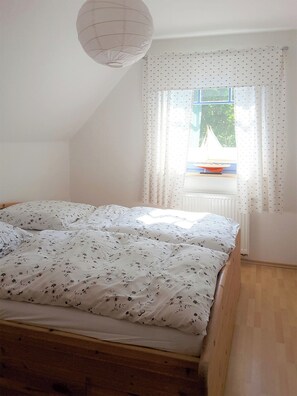 2 多间卧室、旅行婴儿床、免费 WiFi、床单