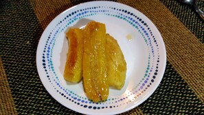 A plate with a yellowish food item on a patterned tablecloth. - Caba ña Kirita (Bahia Solano)