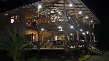 Vista frontal de la propiedad