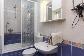Dusche, Haartrockner, HandtĂŒcher