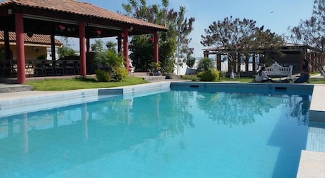 Una piscina al aire libre