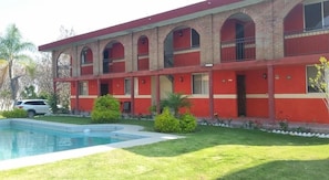 Vista frontal de la propiedad