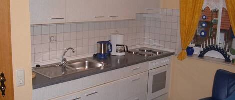 Frigorífico, horno y trona infantil