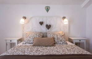 3 bedrooms, travel cot, free WiFi, bed sheets