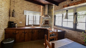 Frigorífico, horno, placa de cocina y cafetera o tetera