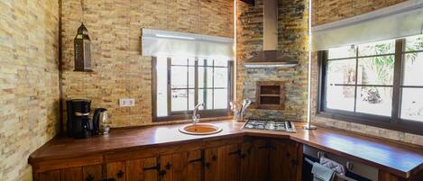 Réfrigérateur, four, plaque de cuisson, cafetière/bouilloire