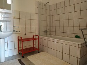 Baignoire, papier toilette