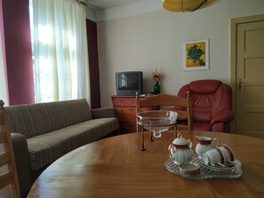 Een televisie en een open haard