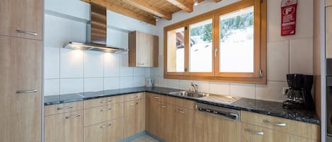 Réfrigérateur, micro-ondes, plaque de cuisson, lave-vaisselle