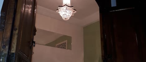 5 bedrooms, iron/ironing board, WiFi, bed sheets