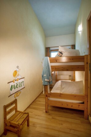 2 bedrooms, desk, travel cot, WiFi