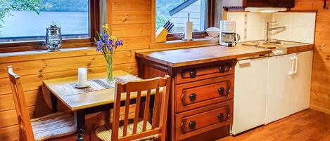 Køleskab, kogeplade, kaffe-/temaskine