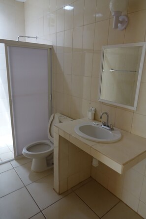 Standard Triple Room | Bathroom