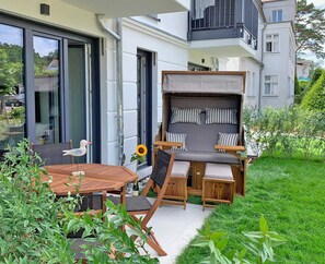 Un espace extérieur aménagé avec une table, des chaises et un canapé.