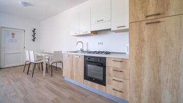 Køleskab, ovn, kogeplade