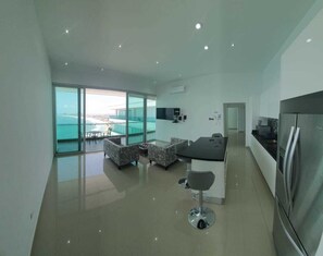City Condo | Private kitchen | Fridge, microwave, stovetop, toaster oven - Torre eMe 722 (Mazatlán)
