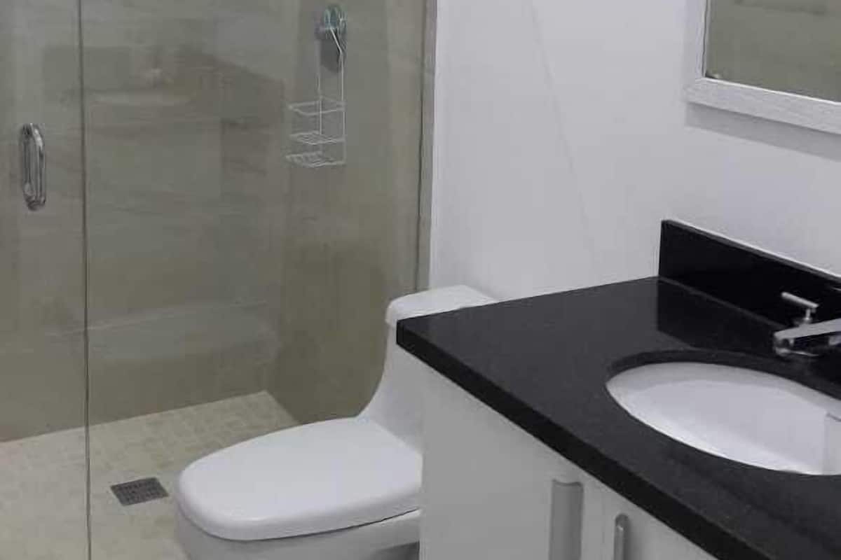 Condo Ville, 2 chambres, cuisine, vue sur la plage | Salle de bain | Articles de toilette (gratuits), serviettes fournies, savon, shampooing