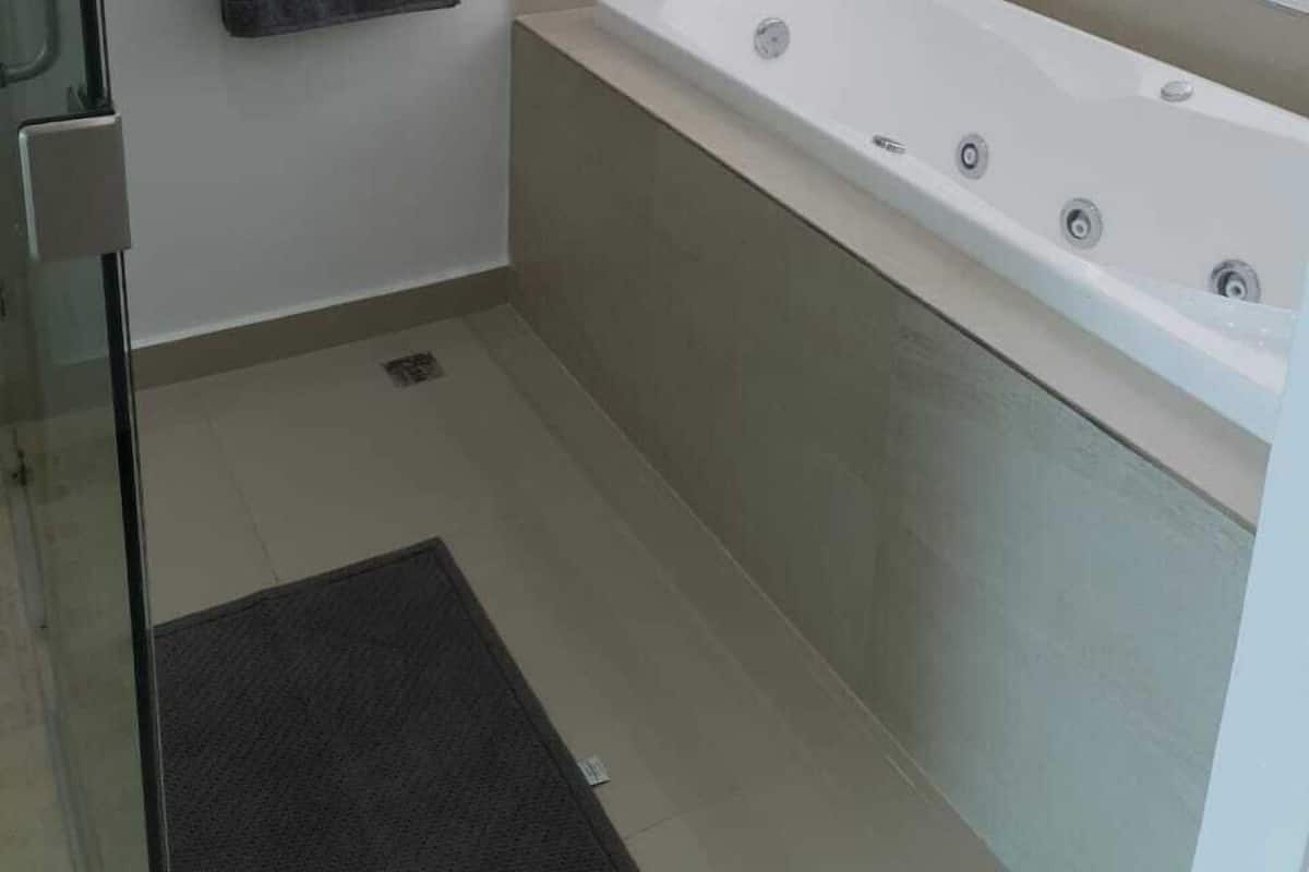 Condo Ville | Salle de bain | Articles de toilette (gratuits), serviettes fournies, savon, shampooing