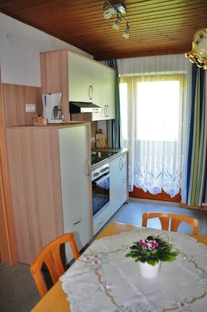 Réfrigérateur, micro-ondes, plaque de cuisson, cafetière/bouilloire