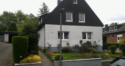 Appartement d'une pièce, rez-de-chaussée, dans le 2 Fam.Maison avec jardin, GE.-Buer