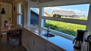 Kylskåp, mikrovågsugn, diskmaskin och kaffe- och tebryggare