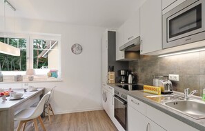 Kühlschrank, Mikrowelle, Herdplatte, Geschirrspüler