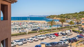 A marina with boats and cars, a clear blue sky, and a view of the sea and hills in the distance. - Les Rivages de Coudoulière by Interhome (Six Fours La Coudoulière)