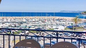 A marina with numerous boats docked, a rocky breakwater, and a clear blue sky. - Les Rivages de Coudoulière by Interhome (Six Fours La Coudoulière)