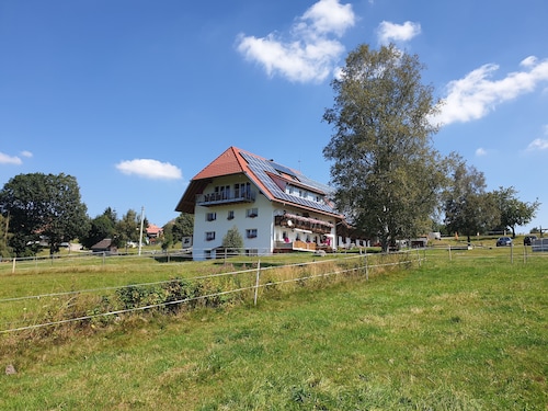 Moderne 75 m² Ferienwohnung – nur 3 km bis zum Schluchsee.