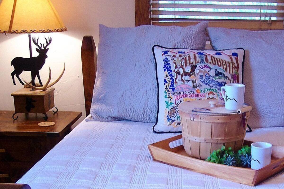 ห้องพัก,   เตียงควีนไซส์ 1 เตียง (Hill Country Room) | ตู้นิรภัยในห้องพัก, ผ้าม่านกันแสง, เตารีด/โต๊ะรีดผ้า, Wi-Fi ฟรี
