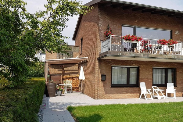 Terrasse und Eingang zur Ferienwohnung