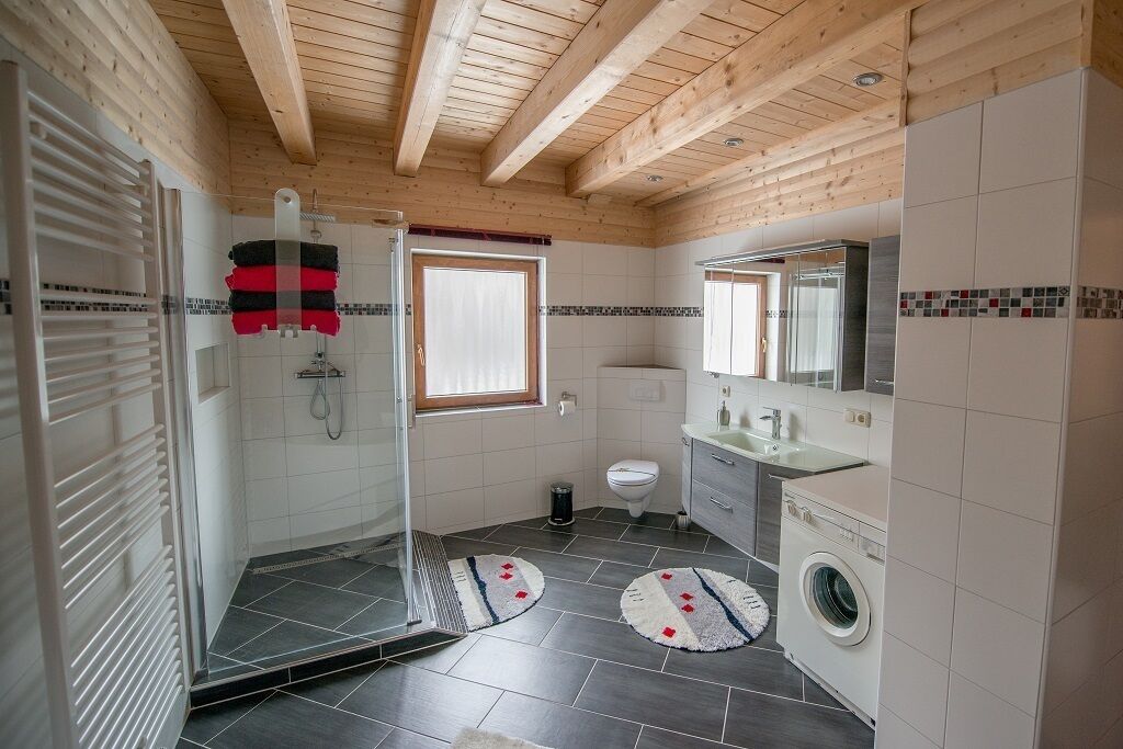 Badewanne, Haartrockner, Handtücher, Toilettenpapier
