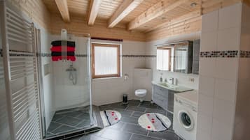 Badewanne, Haartrockner, Handtücher, Toilettenpapier