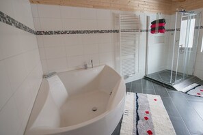 Badewanne, Haartrockner, Handtücher, Toilettenpapier