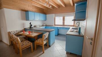 Kühlschrank, Mikrowelle, Herdplatte, Geschirrspüler