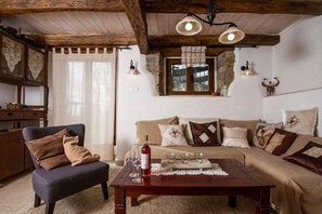 Smart TV, fireplace, DVD player