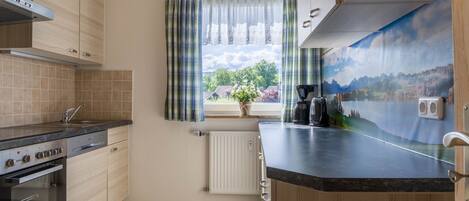 Køleskab, mikrobølgeovn, ovn, kogeplade