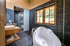 Douche, sèche-cheveux, serviettes fournies