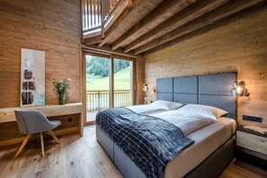 4 bedrooms, desk, WiFi, bed sheets