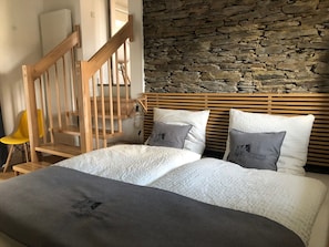 2 habitaciones, tabla de planchar con plancha y cuna de viaje