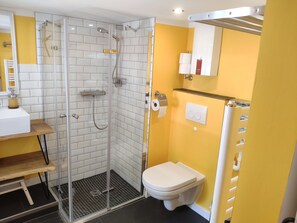 Dusch, hårtork, handdukar och tvål