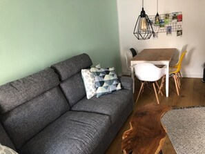 Smart-TV, Videospiele, Tischfußball, Bücher