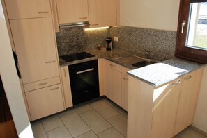 Refrigerador, placa de cocina, lavavajillas, cafetera/tetera