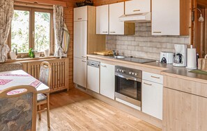 ثلاجة، موقد طهي مسطح، غسالة أطباق، ماكينة لصنع القهوة/الشاي