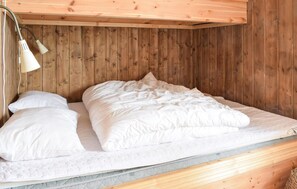 4 bedrooms, travel cot