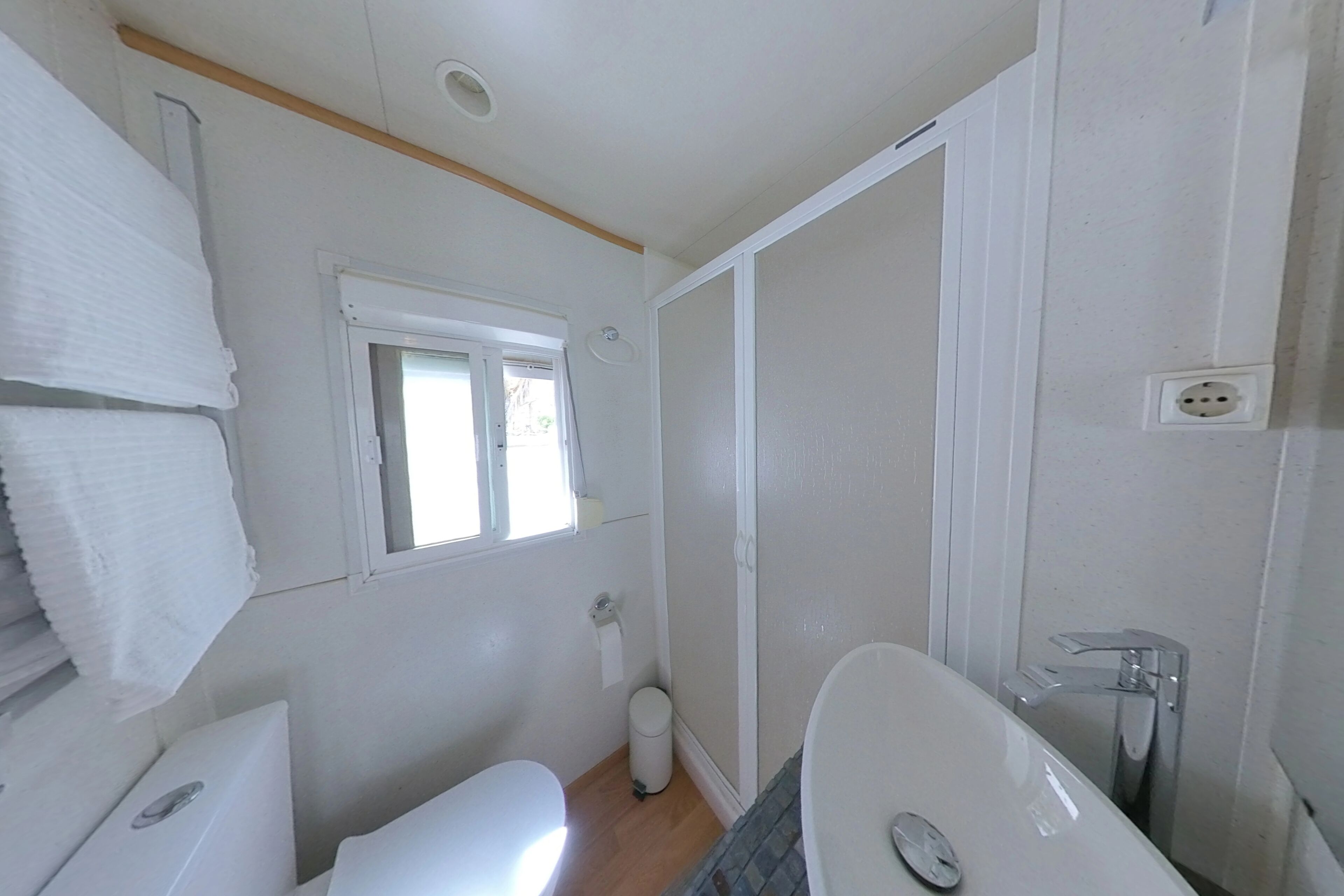 Ducha, secador de pelo, toallas, jabón