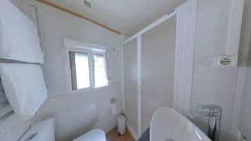 Ducha, secador de pelo, toallas y jabón