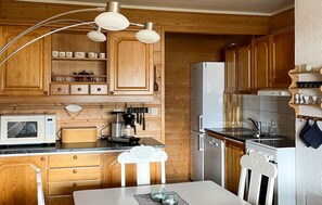 Réfrigérateur, plaque de cuisson, lave-vaisselle, cafetière/bouilloire