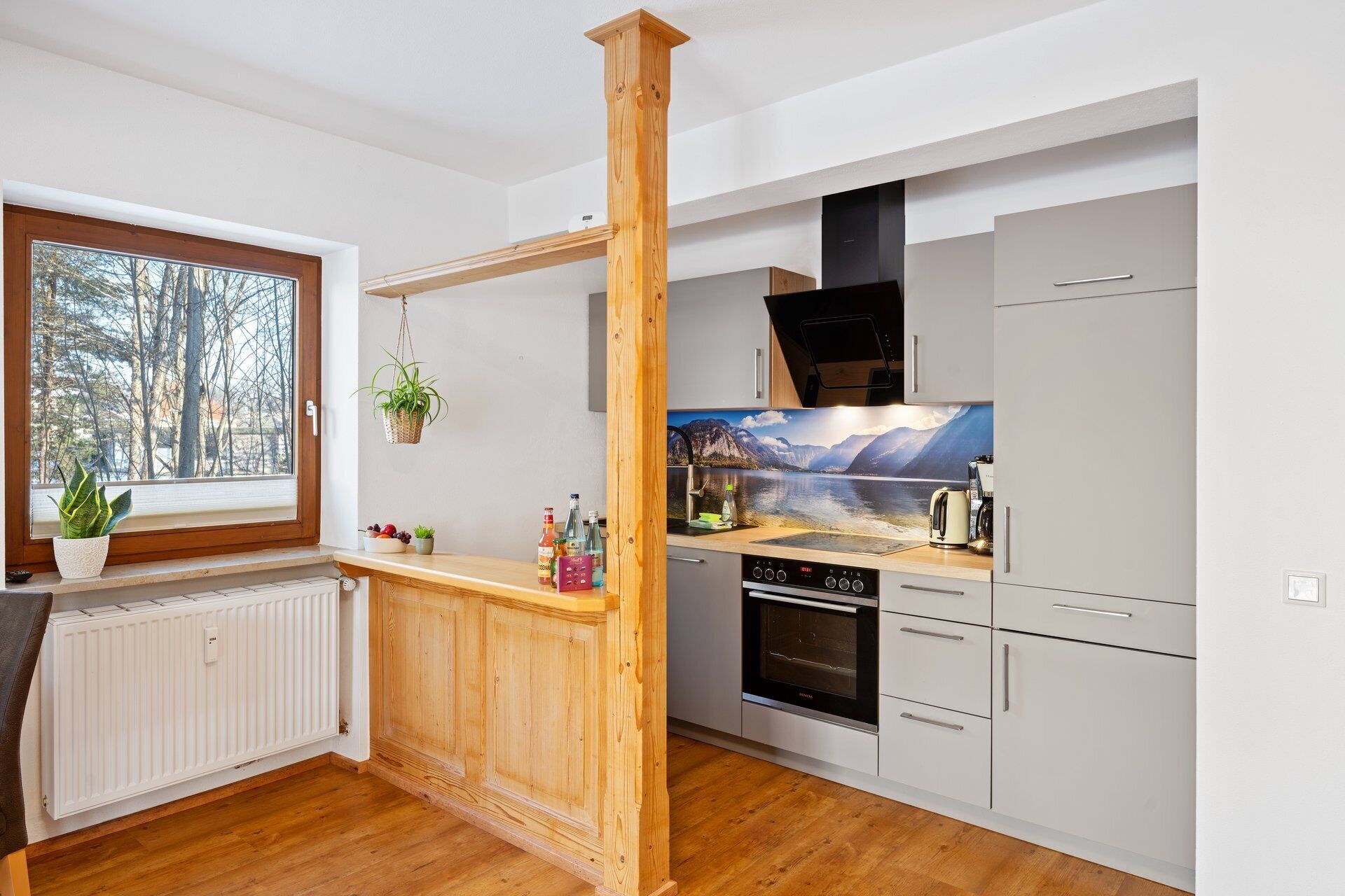 Coffee/tea maker, fridge, oven, stovetop