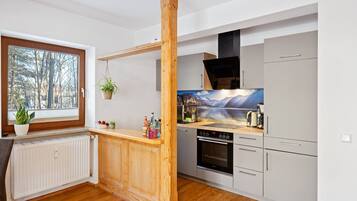 Coffee/tea maker, fridge, oven, stovetop